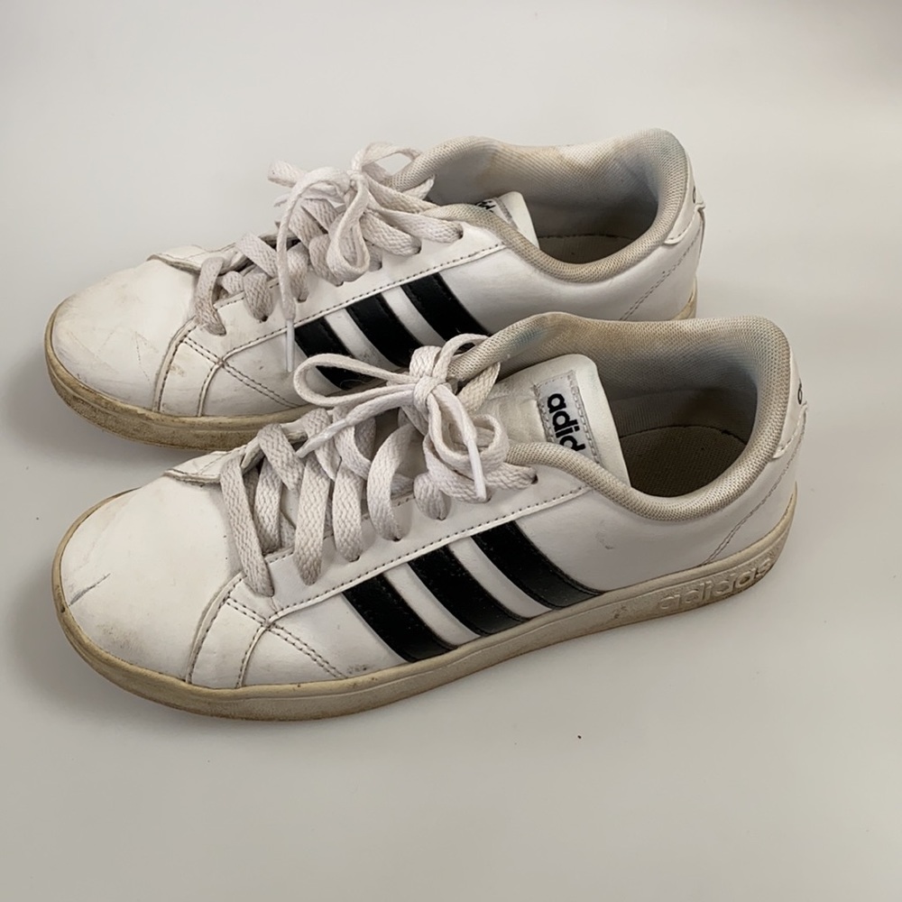 Adidas sneakers 🖤size 6 white/3 black stripes